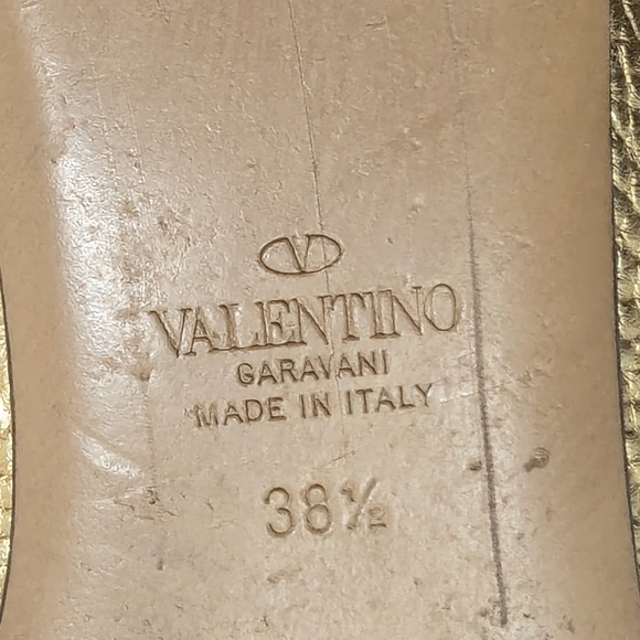 Valentino Garavani Roman One Stud Pebbled Leather Gold Pointed Flats Mules 38.5 - Picture 5 of 8